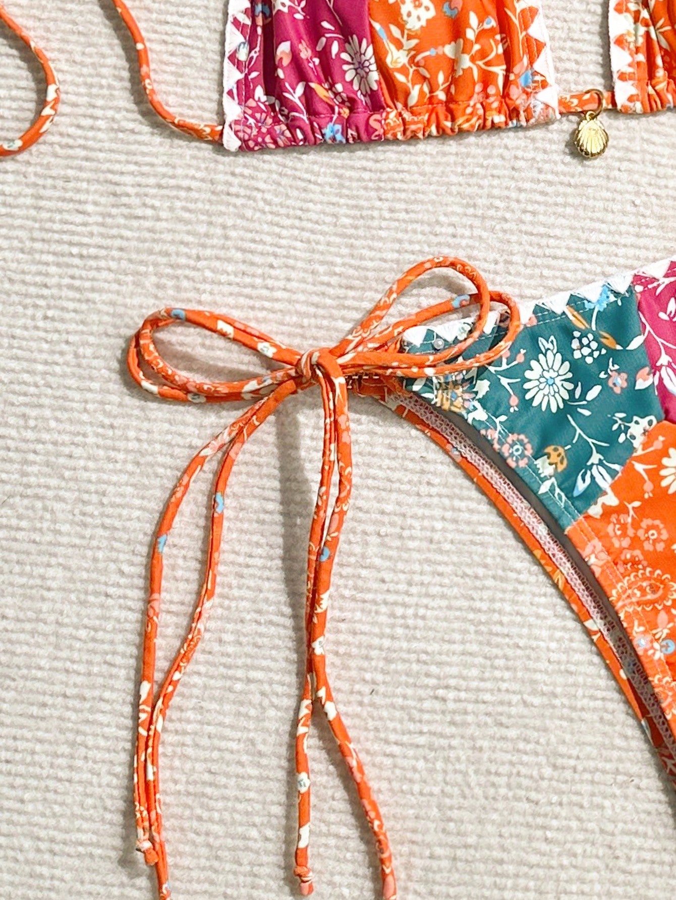 Conjunto de traje de baño de copa triangular con bloques de color estampados para mujer de Bikinx