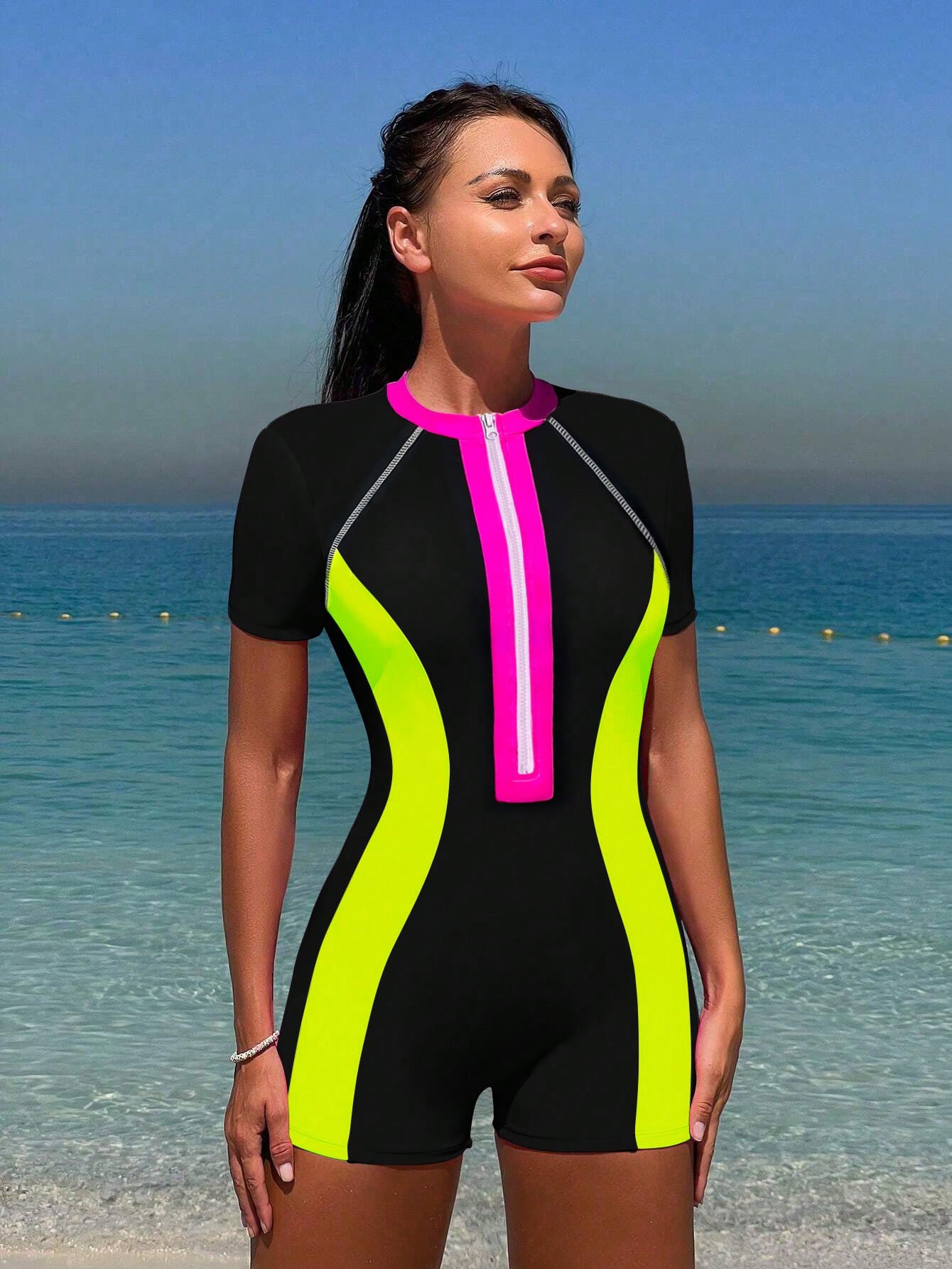 Traje de baño de una pieza Bikinx Summer Beach con cremallera y manga corta para surfear con paneles de neón en contraste