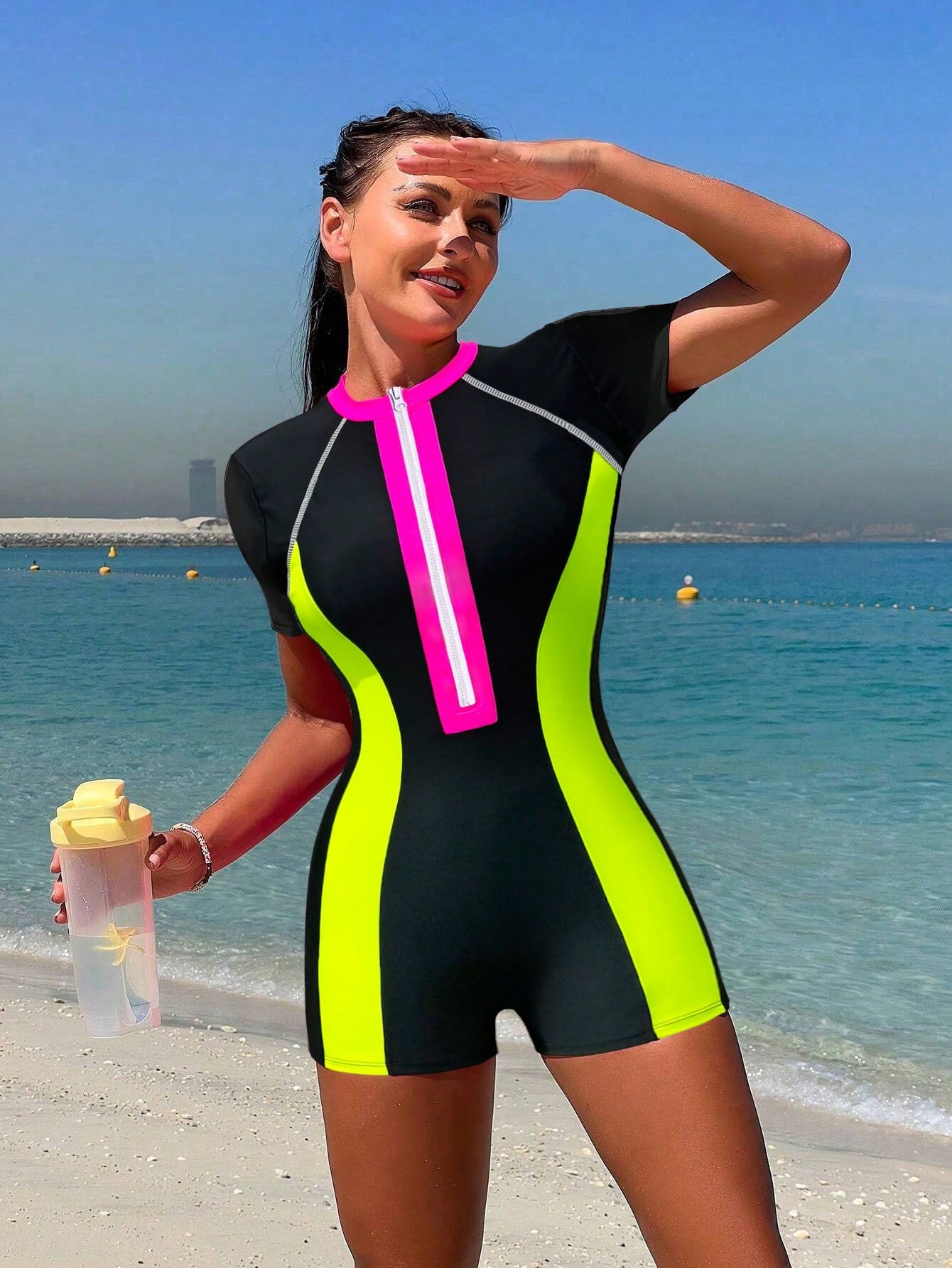 Traje de baño de una pieza Bikinx Summer Beach con cremallera y manga corta para surfear con paneles de neón en contraste