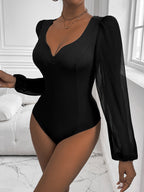Mono negro con cuello en V y costuras de malla para mujer