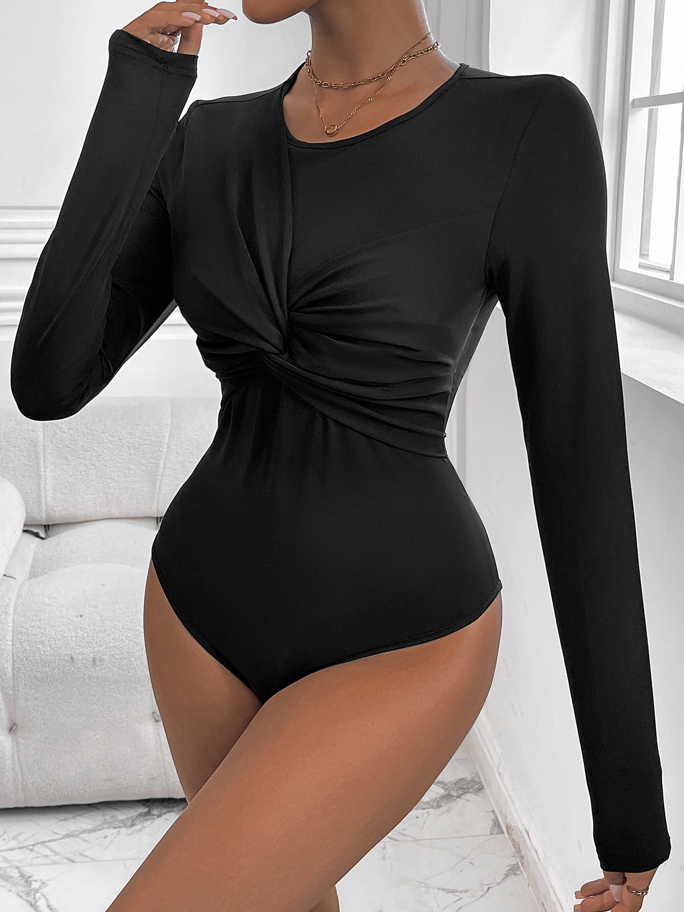 Mono negro de cuello redondo torcido para mujer