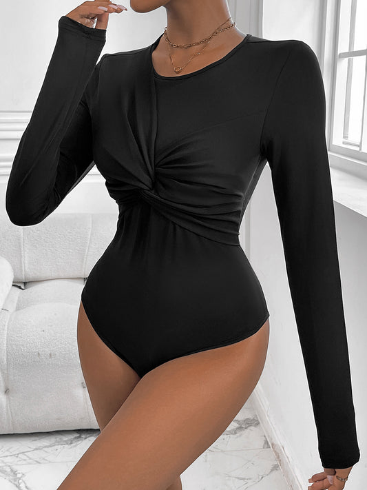 Mono negro de cuello redondo torcido para mujer