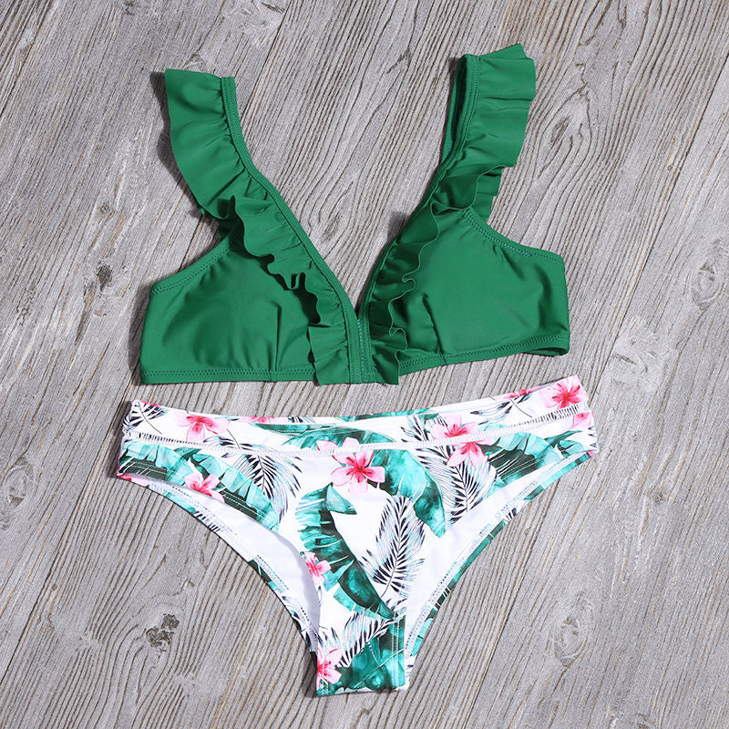 Traje de baño estampado con volantes y abertura en el bikini