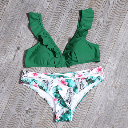 Traje de baño estampado con volantes y abertura en el bikini