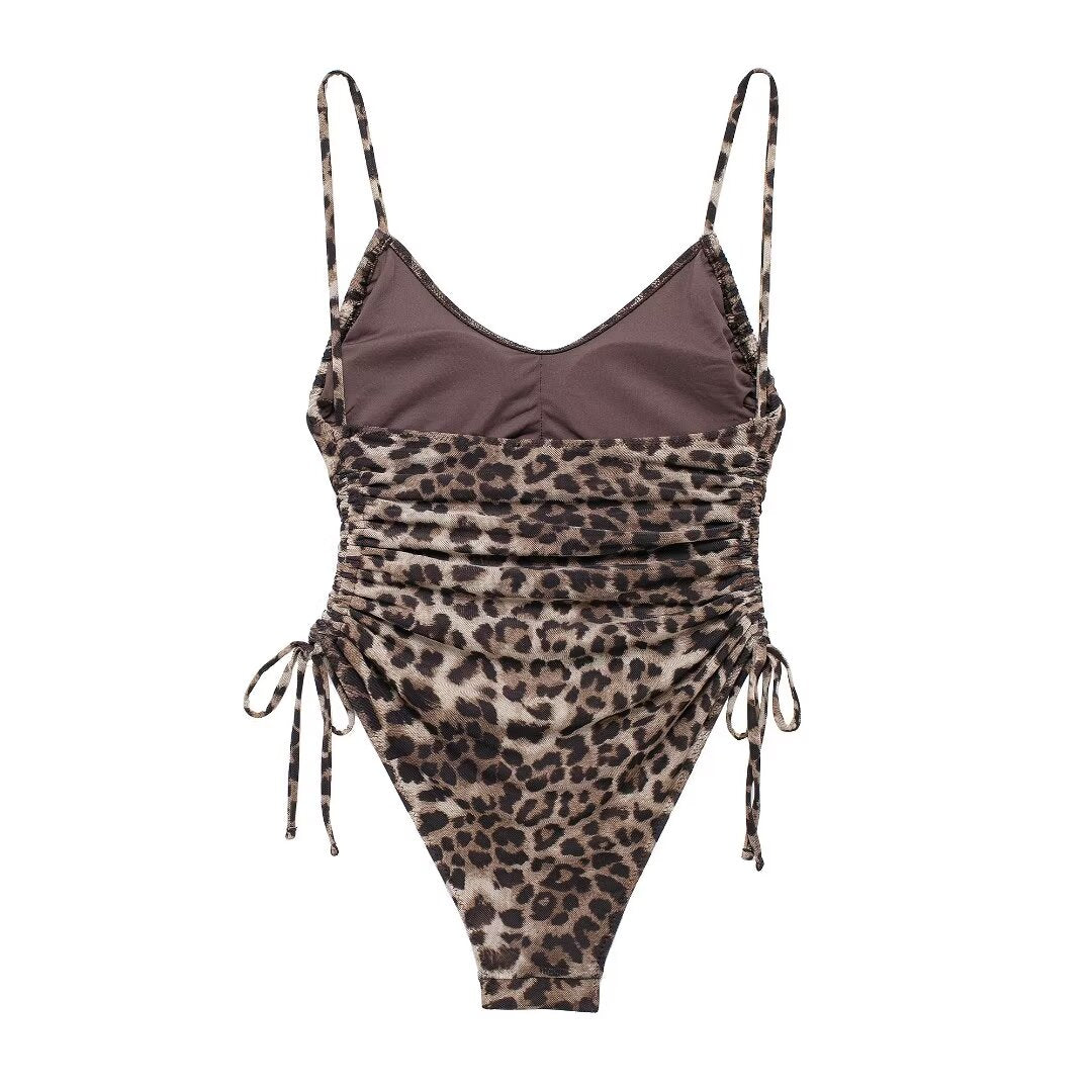 Traje de baño ajustado con decoración plisada de red de seda con estampado de animales de verano