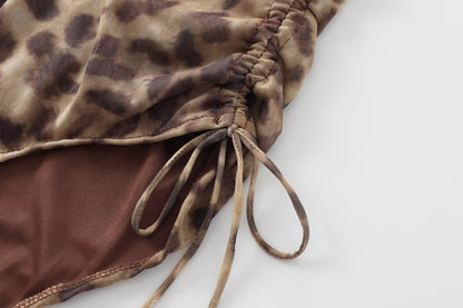 Traje de baño ajustado con decoración plisada de red de seda con estampado de animales de verano