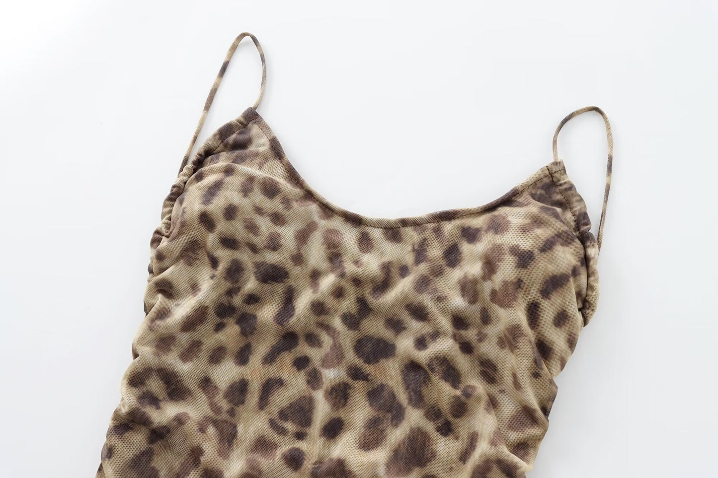 Traje de baño ajustado con decoración plisada de red de seda con estampado de animales de verano