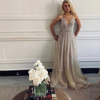 Vestido de mujer de primavera y verano con escote en V dorado y tirantes con degradado