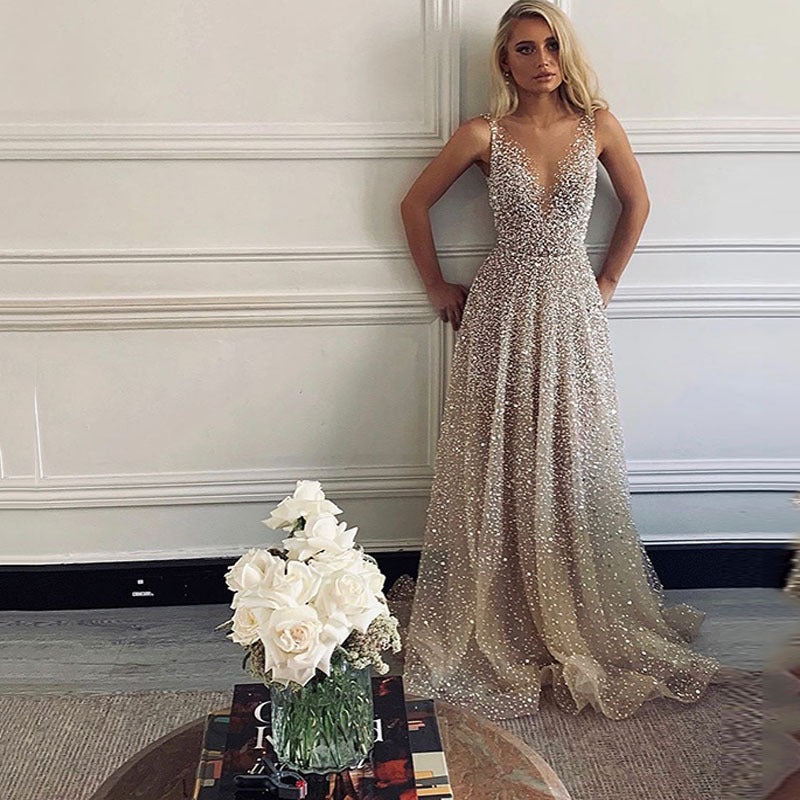 Vestido de mujer de primavera y verano con escote en V dorado y tirantes con degradado