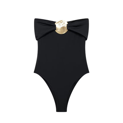 Traje de baño negro con escote desbocado y decoración metálica para mujer de verano
