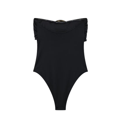 Traje de baño negro con escote desbocado y decoración metálica para mujer de verano