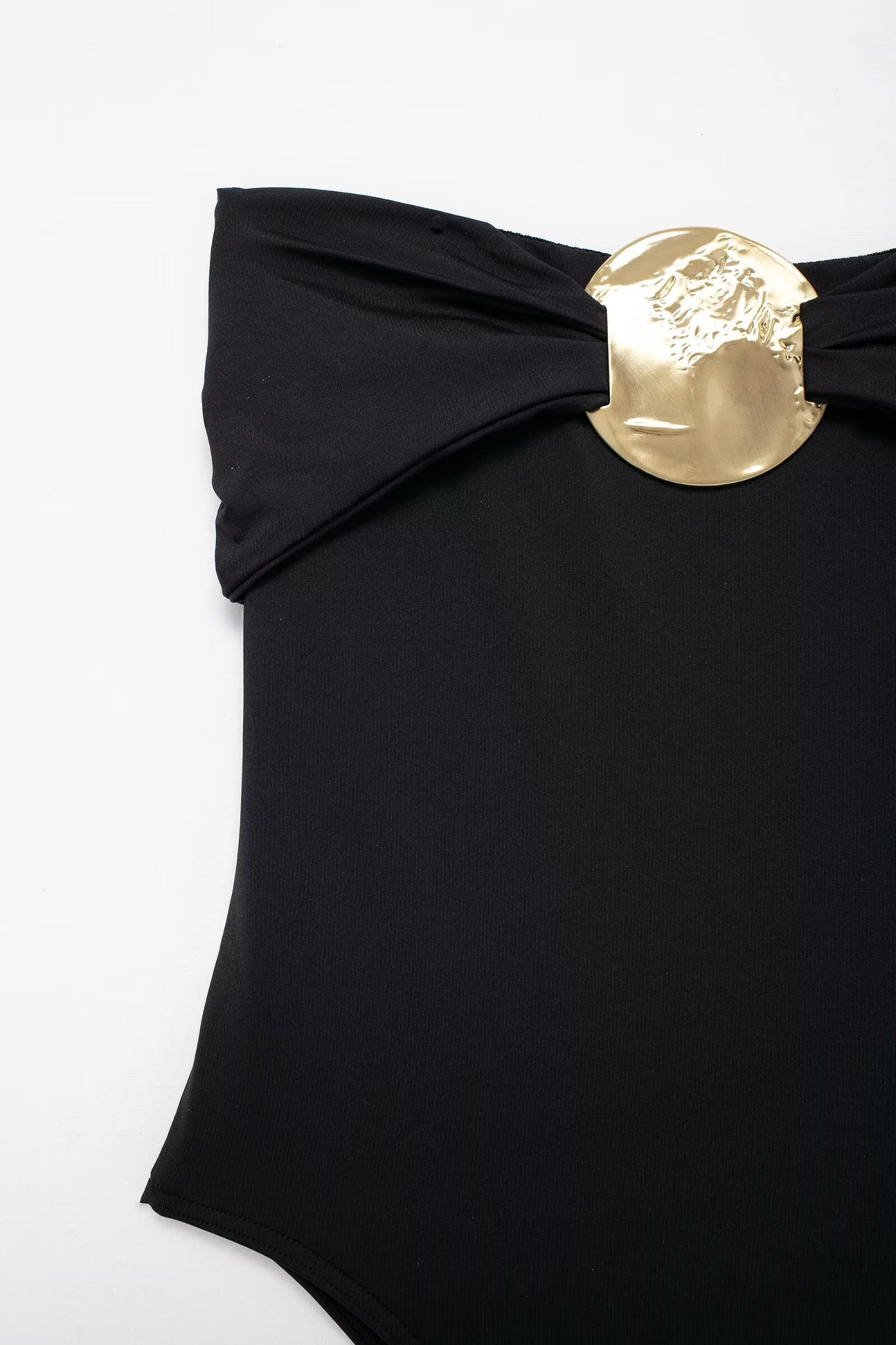 Traje de baño negro con escote desbocado y decoración metálica para mujer de verano