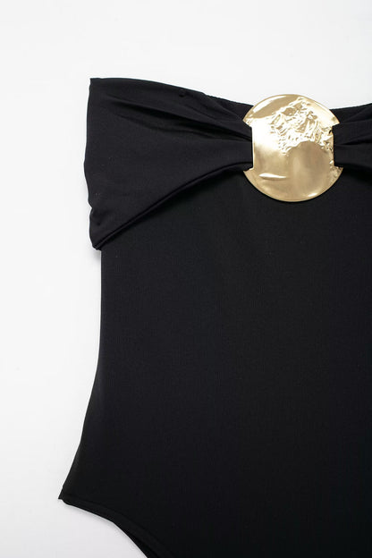 Traje de baño negro con escote desbocado y decoración metálica para mujer de verano
