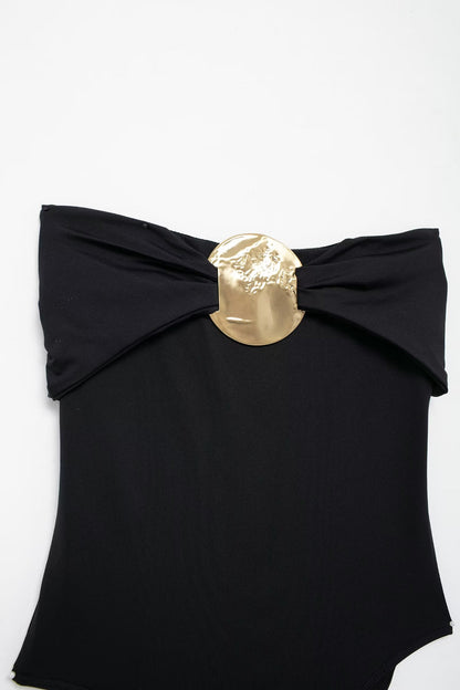 Traje de baño negro con escote desbocado y decoración metálica para mujer de verano