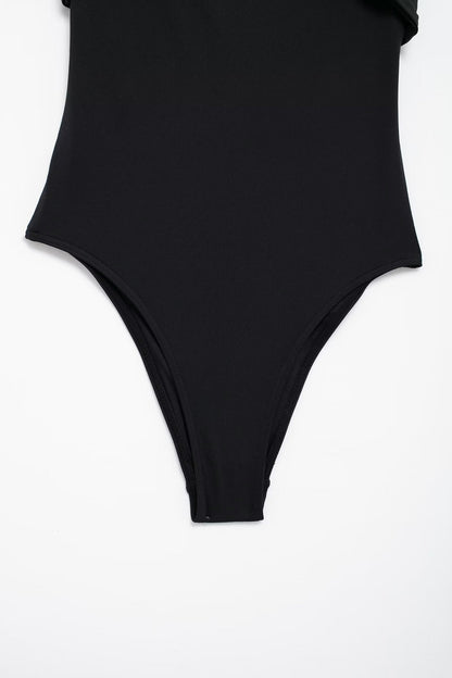 Traje de baño negro con escote desbocado y decoración metálica para mujer de verano