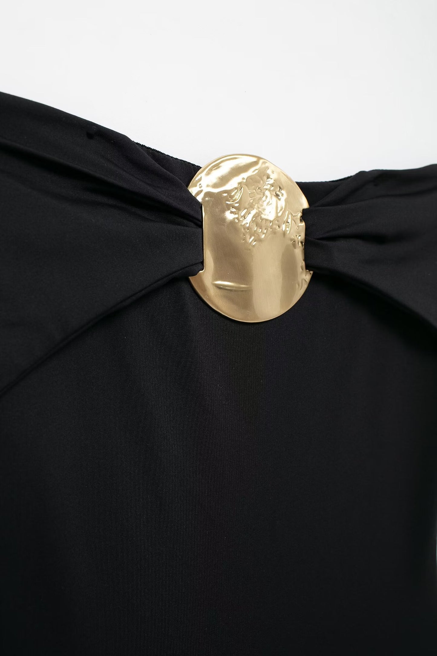 Traje de baño negro con escote desbocado y decoración metálica para mujer de verano