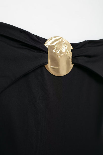 Traje de baño negro con escote desbocado y decoración metálica para mujer de verano