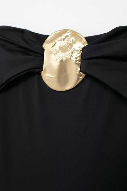 Traje de baño negro con escote desbocado y decoración metálica para mujer de verano