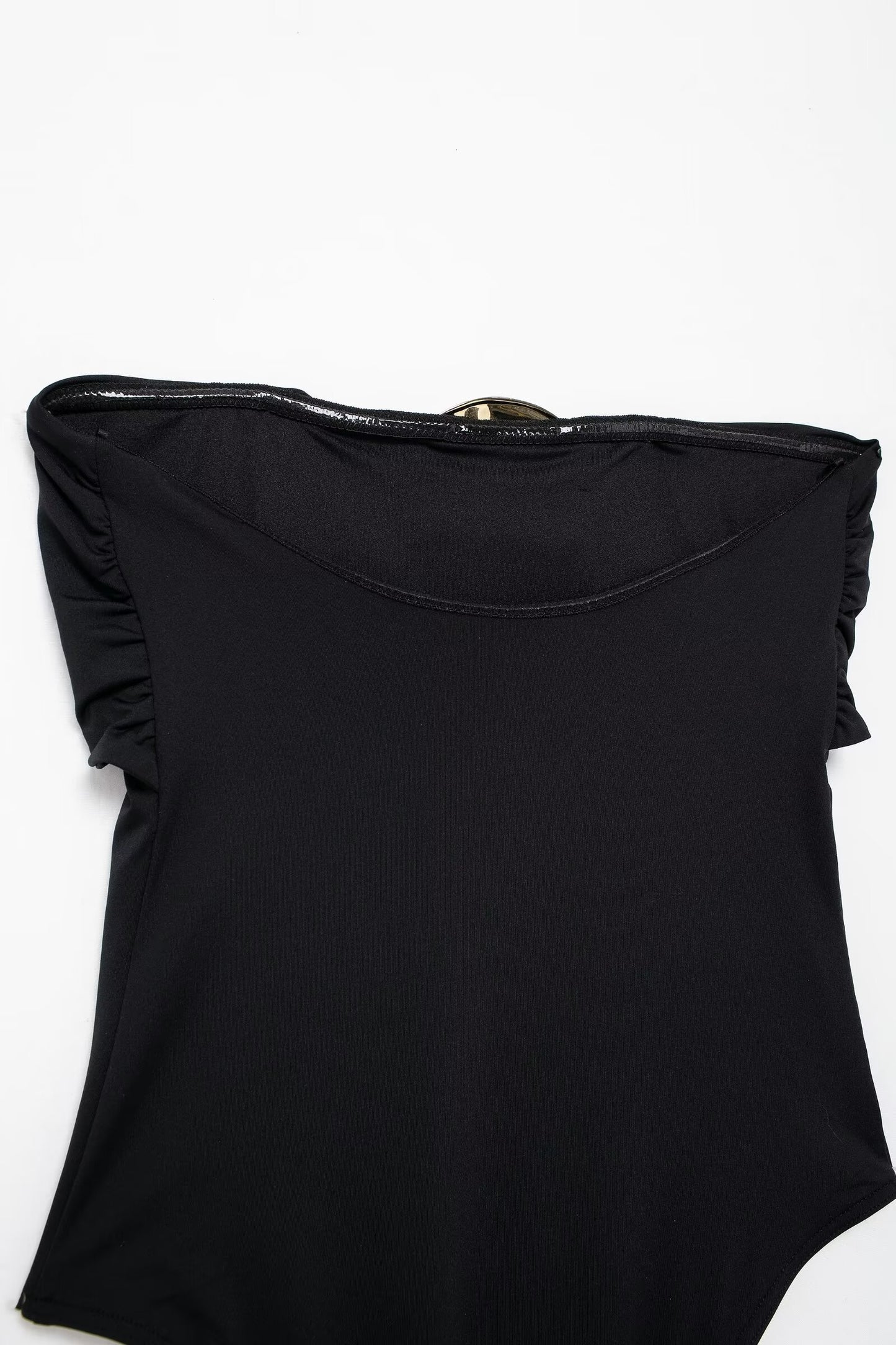 Traje de baño negro con escote desbocado y decoración metálica para mujer de verano