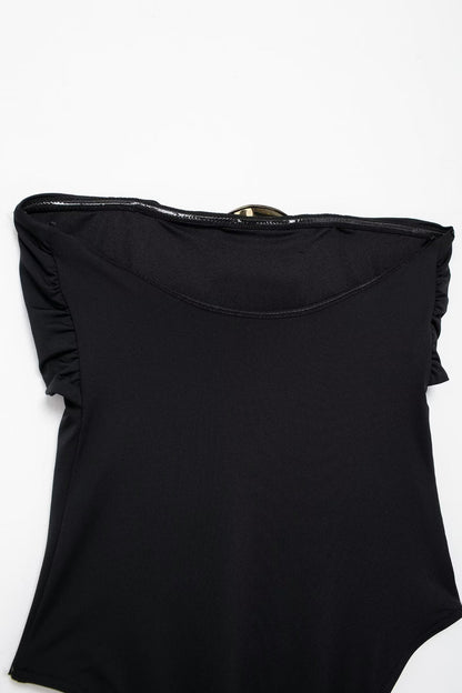 Traje de baño negro con escote desbocado y decoración metálica para mujer de verano