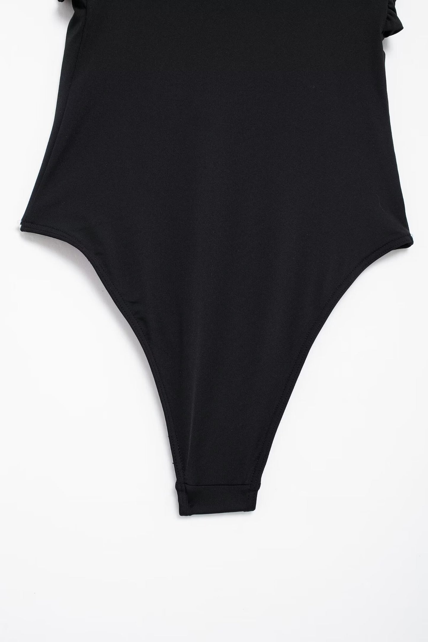 Traje de baño negro con escote desbocado y decoración metálica para mujer de verano