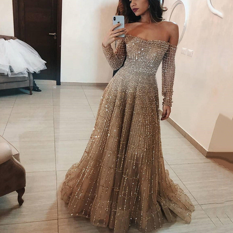 Robe longue d'automne-hiver brillante à épaules dénudées et manches longues, style tube.