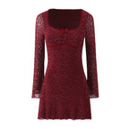 Vestido retro flocado de jacquard de manga larga para mujer, vestido de malla ajustado sexy francés para otoño e invierno.