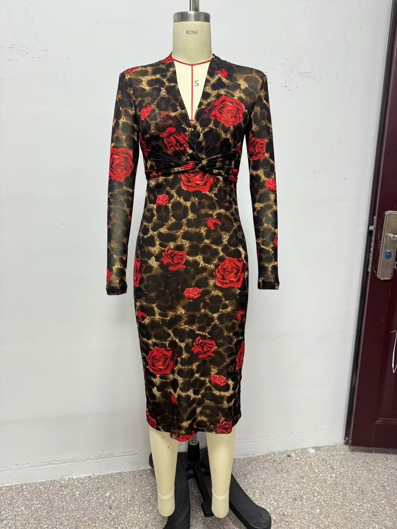 Vestido de invierno de manga larga con cuello en V, ajustado, de punto, con estampado de leopardo y rosas