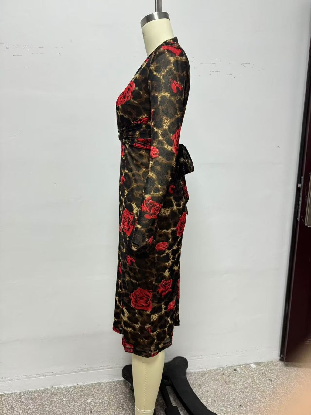 Vestido de invierno de manga larga con cuello en V, ajustado, de punto, con estampado de leopardo y rosas