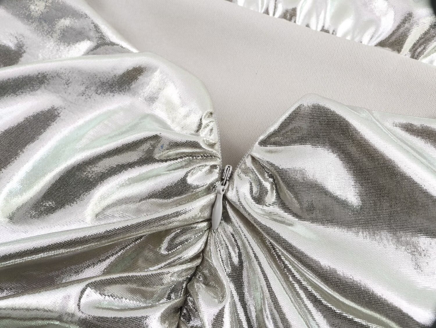 Robe plissée à fines bretelles en feuille métallique pour femme