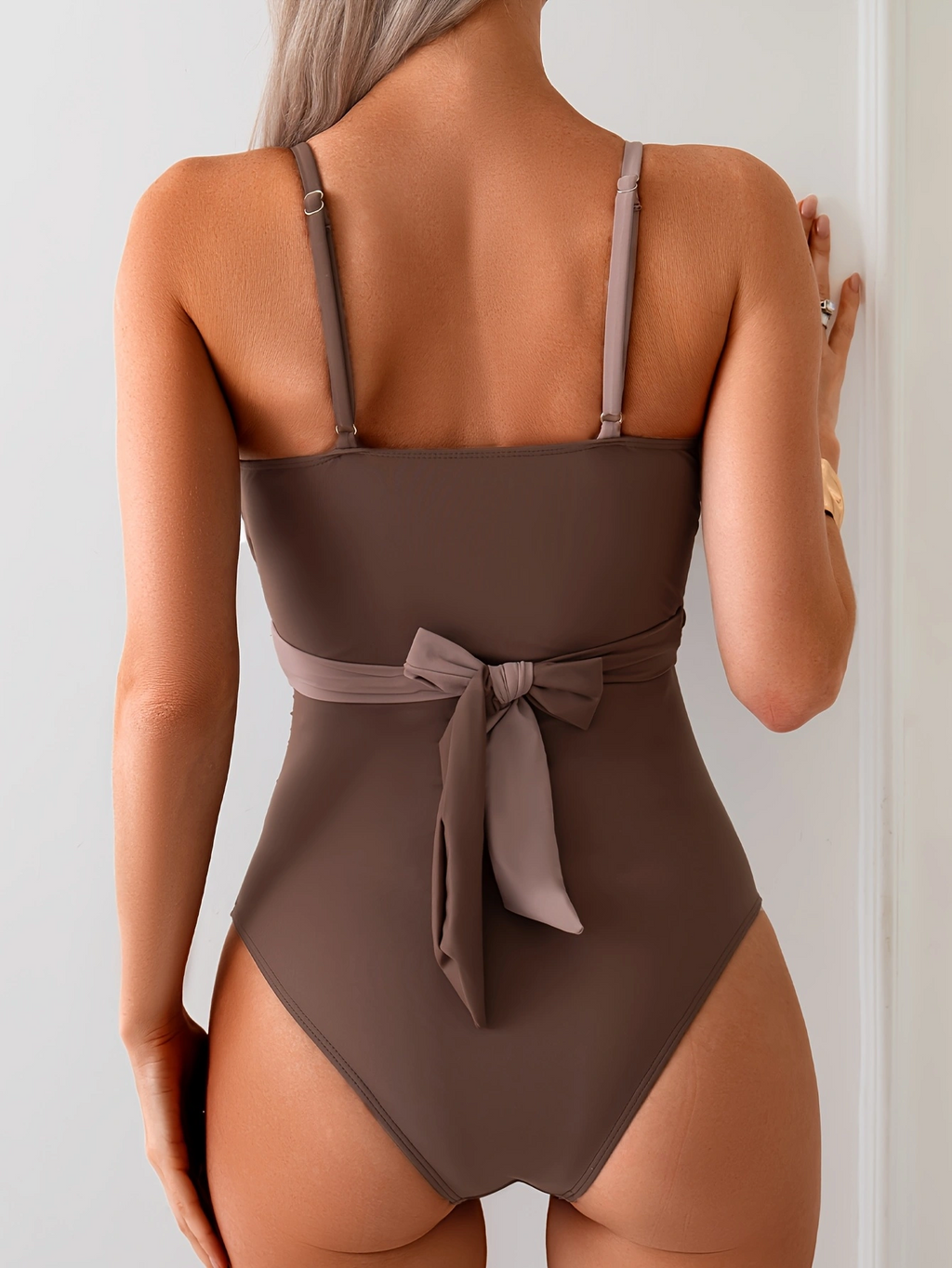 Traje de baño de una pieza con tirantes en color de contraste fresco