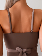 Traje de baño de una pieza con tirantes en color de contraste fresco