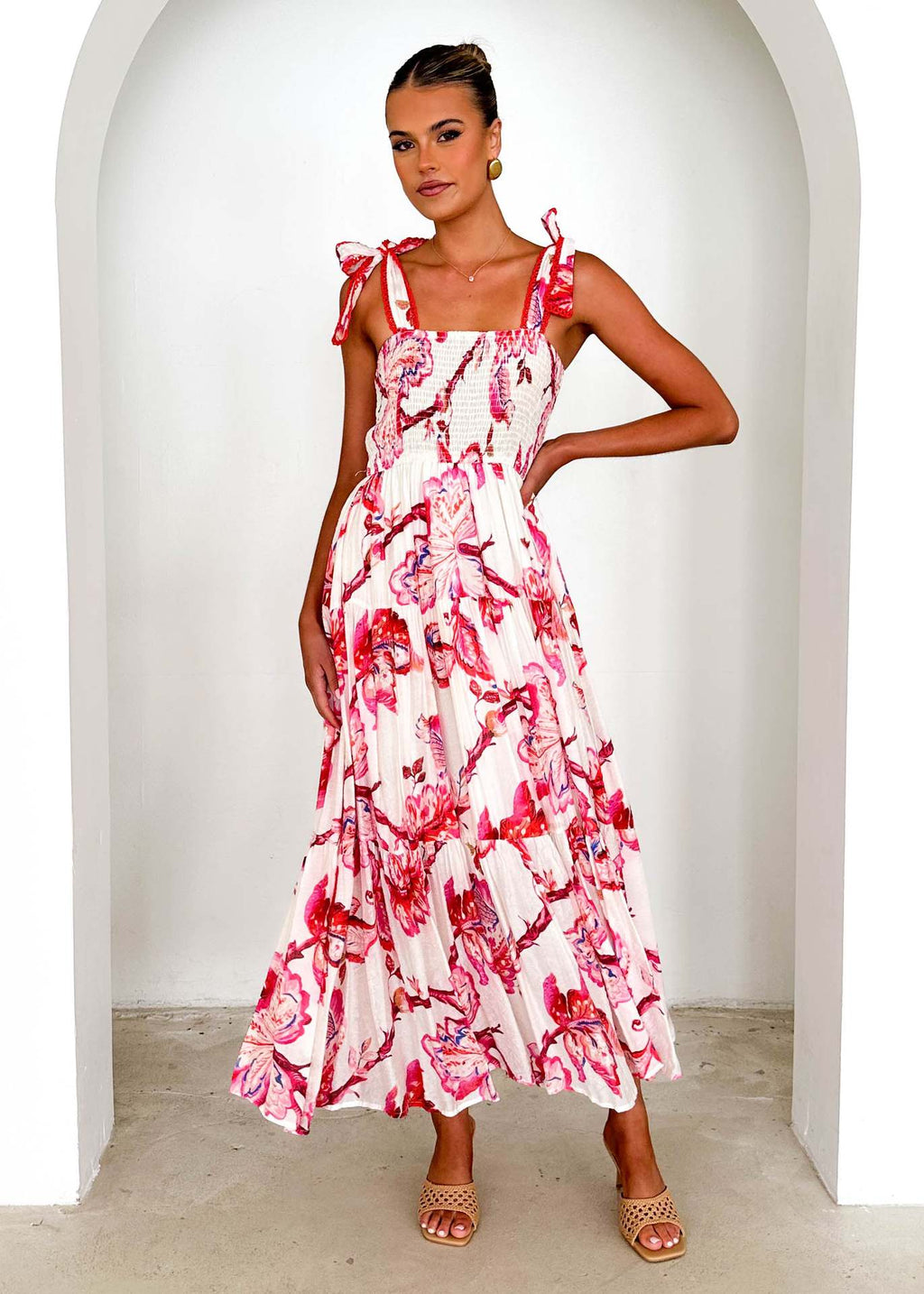 Robe longue ample à imprimé floral, style printemps-été, avec bretelles smockées et taille élastiquée.