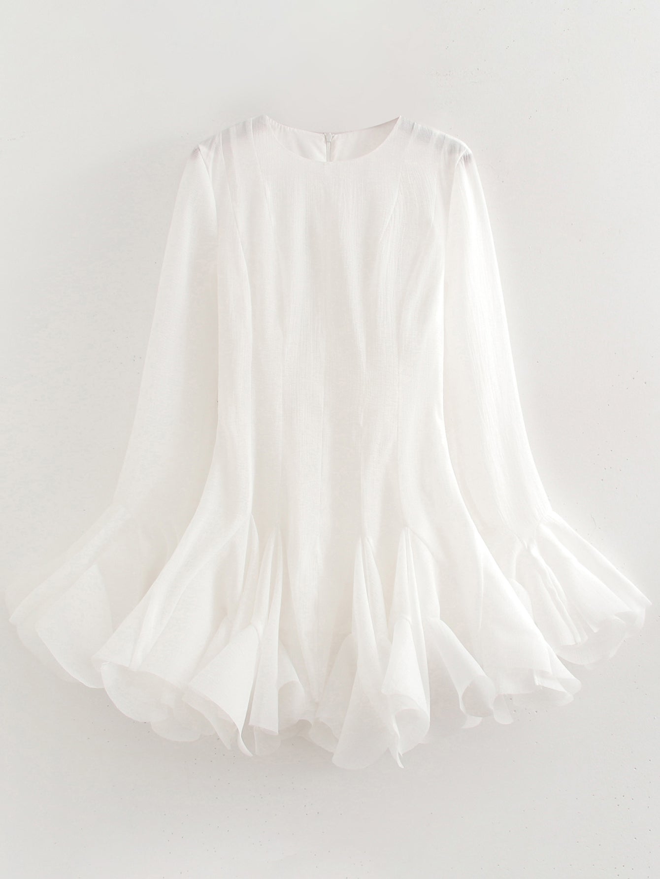 Vestido corto ajustado de tul con volantes laminados y cuello redondo, mangas acampanadas y corte entallado para verano