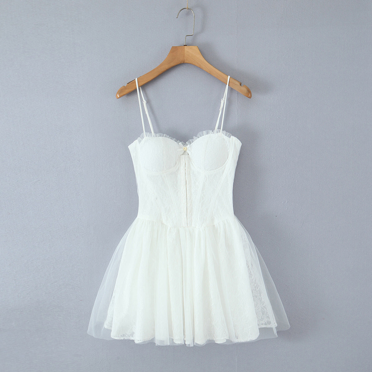Vestido de encaje bordado con cintura moldeada, sexy, fresco, dulce y picante para vacaciones de primavera y verano.