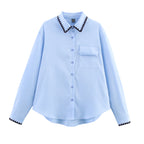 Chemise bleue à manches longues ample, style chic et automnal, inspirée par les coquillages.