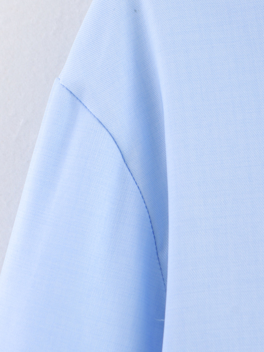 Chemise bleue à manches longues ample, style chic et automnal, inspirée par les coquillages.