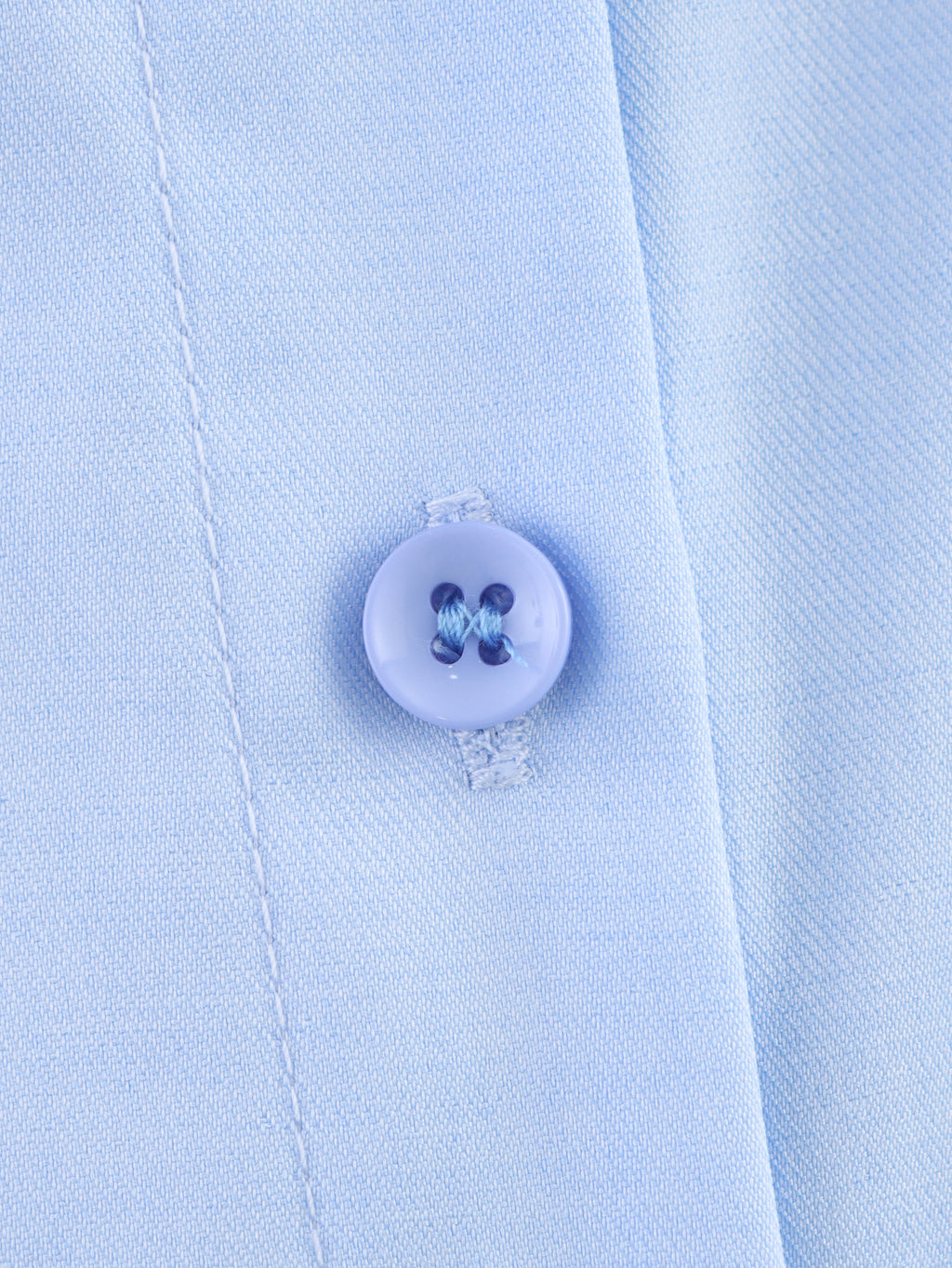 Chemise bleue à manches longues ample, style chic et automnal, inspirée par les coquillages.