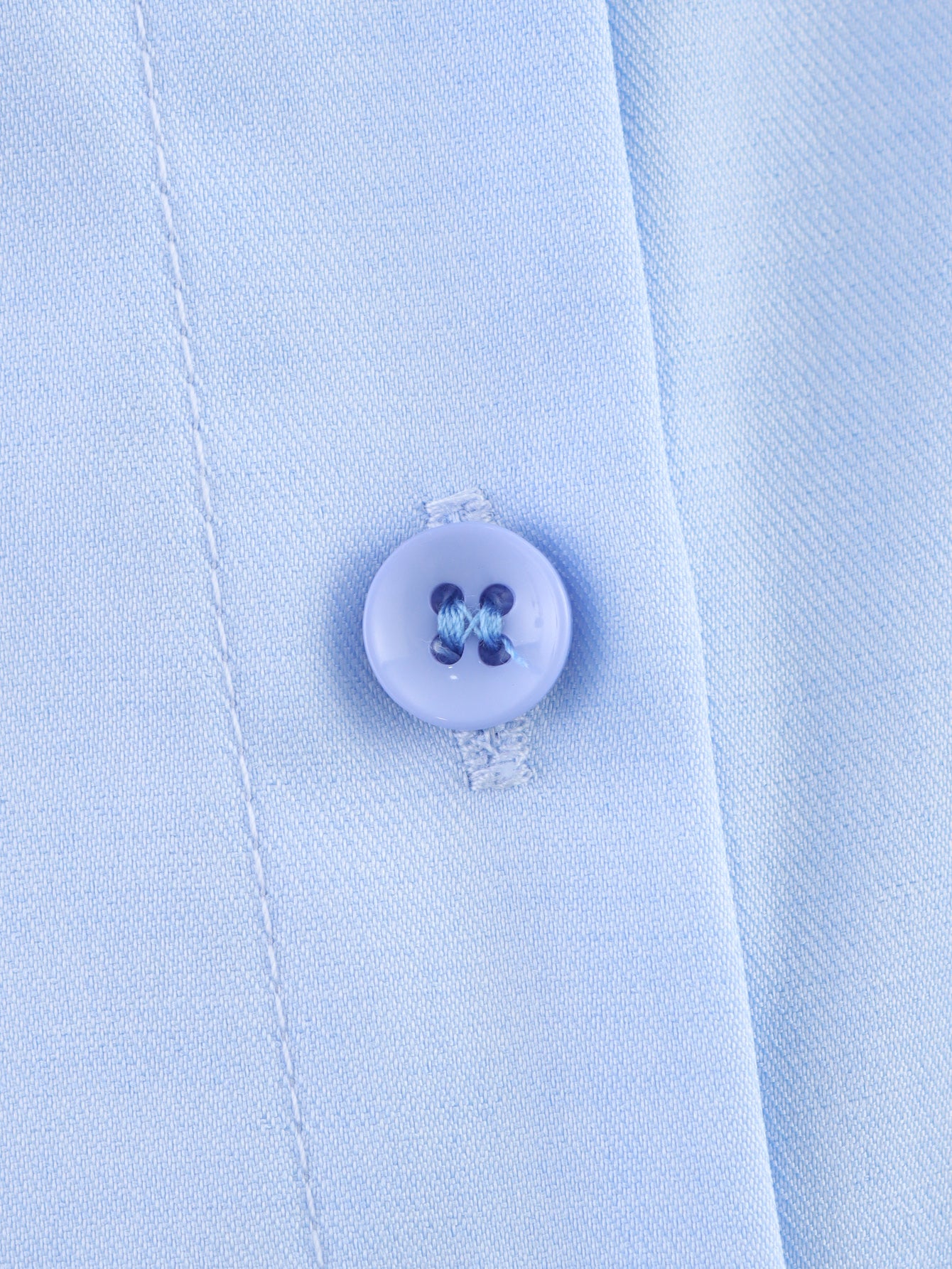 Chemise bleue à manches longues ample, style chic et automnal, inspirée par les coquillages.
