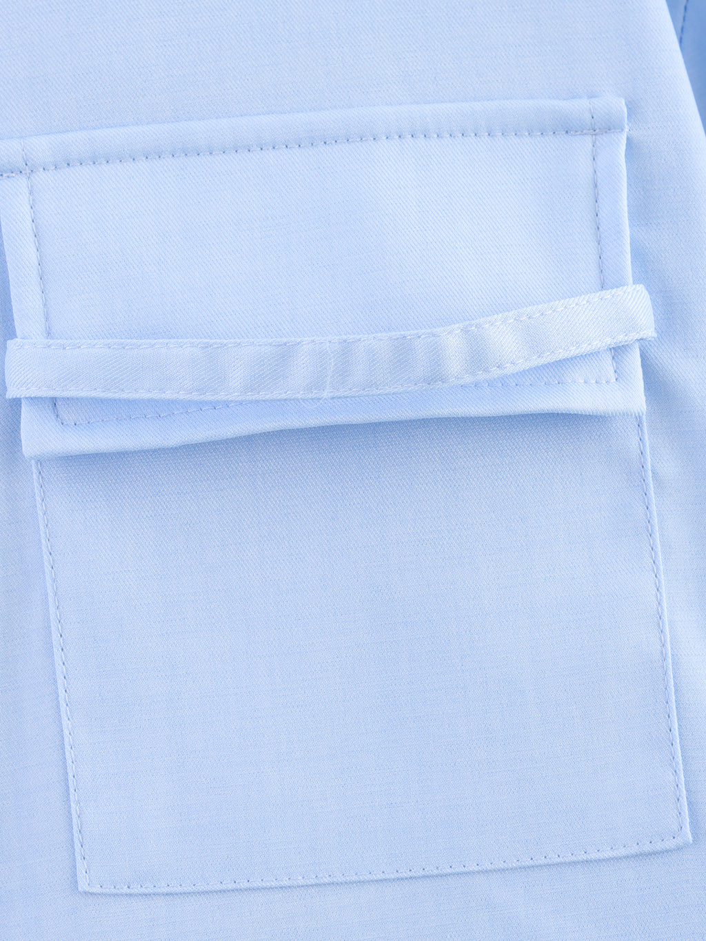 Chemise bleue à manches longues ample, style chic et automnal, inspirée par les coquillages.