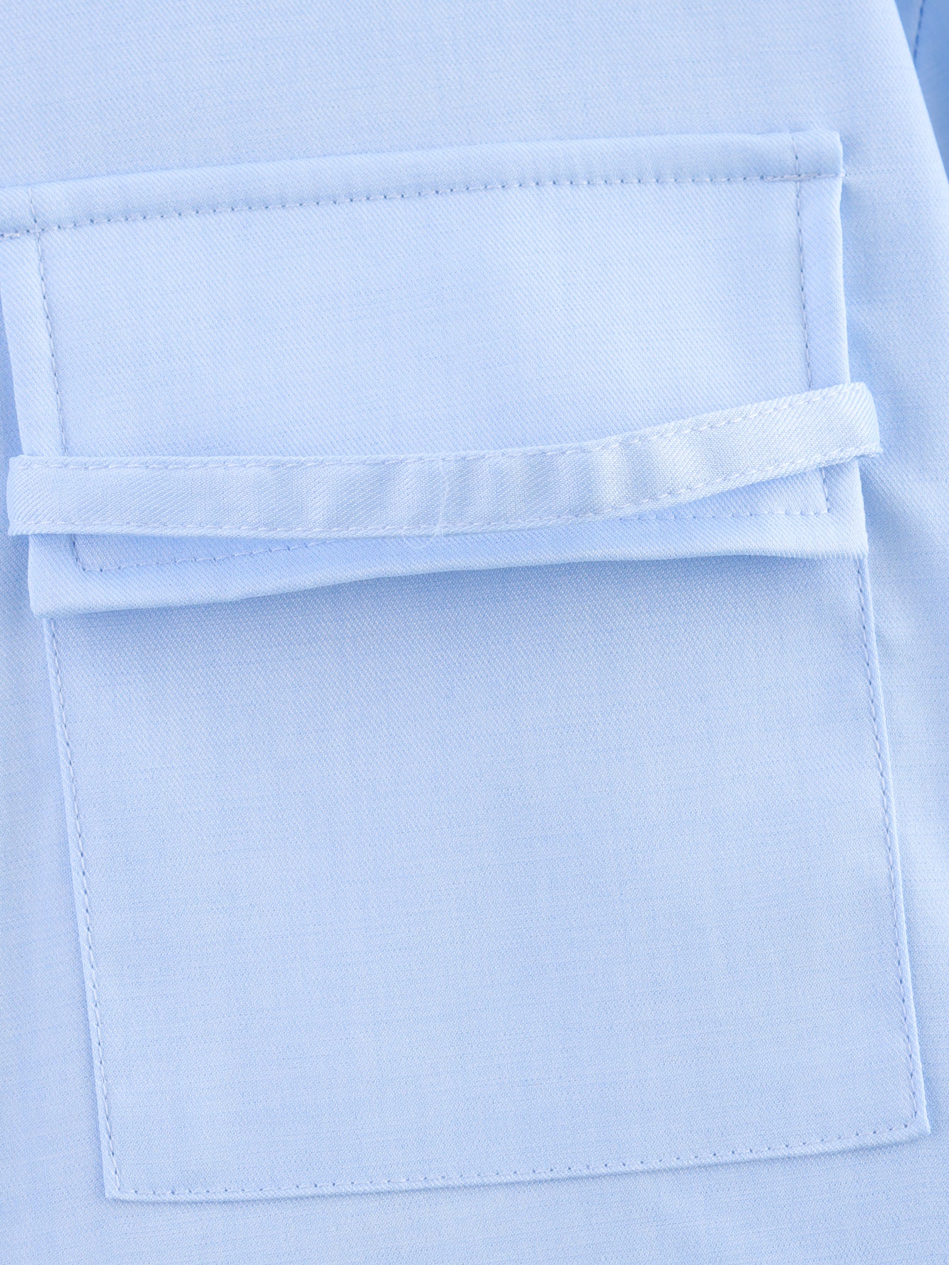 Chemise bleue à manches longues ample, style chic et automnal, inspirée par les coquillages.