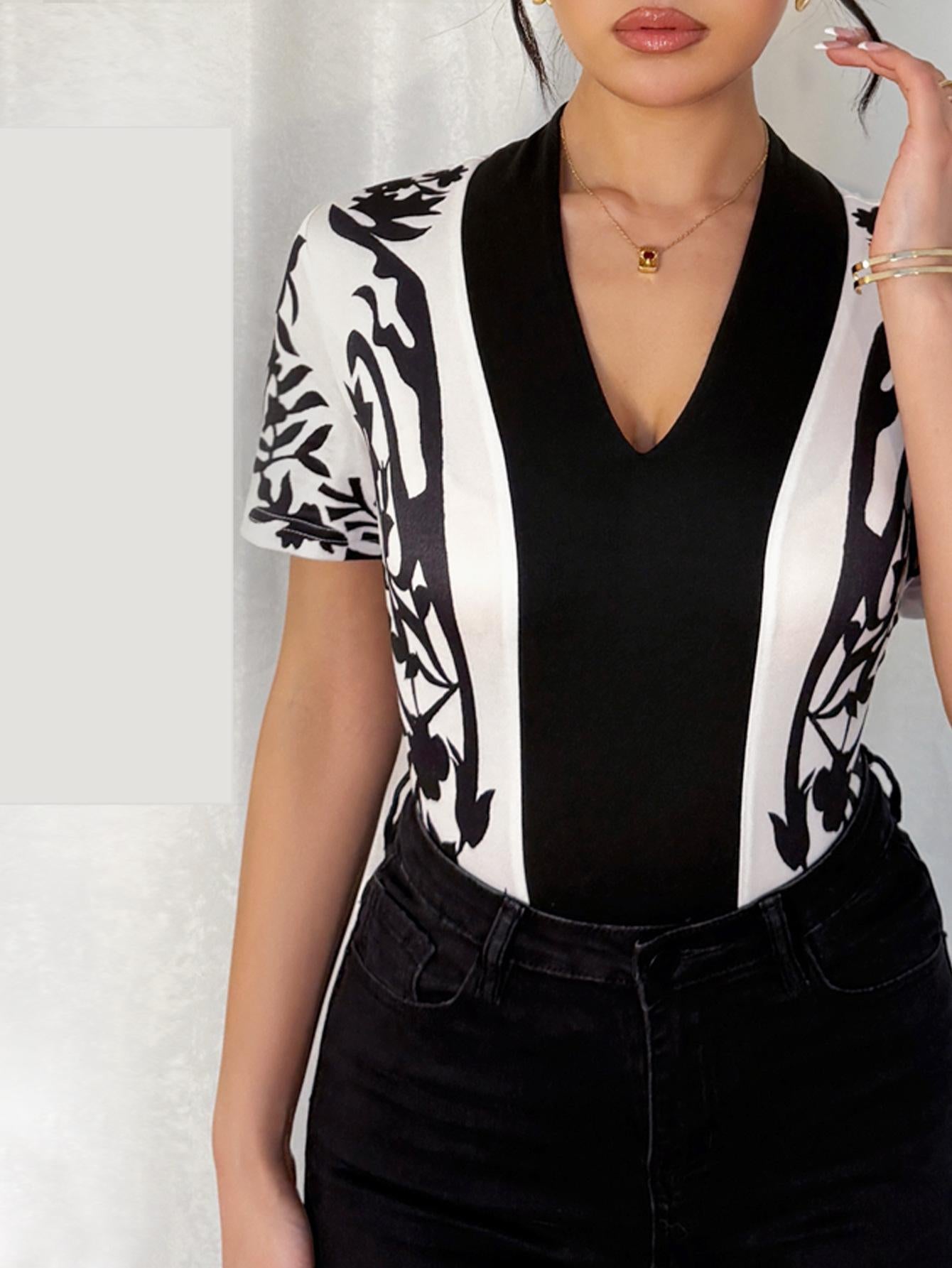 Camisa estampada con cuello en V para mujer, camisa sencilla de manga corta con estampado blanco y negro para mujer