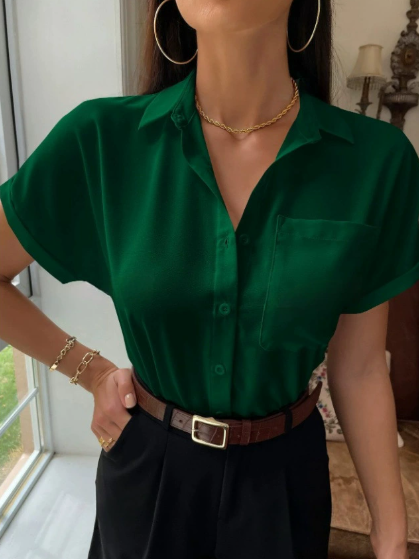 Chemise en satin à col V pour femme, couleur unie, manches courtes, style décontracté, boutonnée.