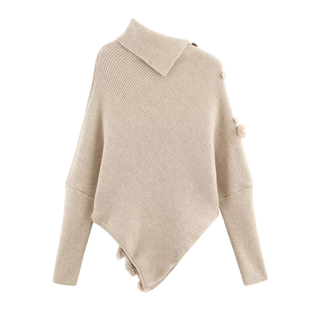 Pull asymétrique à col roulé et manches longues pour femme, style hiver, avec surpiqûres duveteuses et coupe ample.