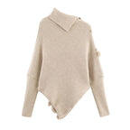 Pull asymétrique à col roulé et manches longues pour femme, style hiver, avec surpiqûres duveteuses et coupe ample.