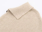 Pull asymétrique à col roulé et manches longues pour femme, style hiver, avec surpiqûres duveteuses et coupe ample.