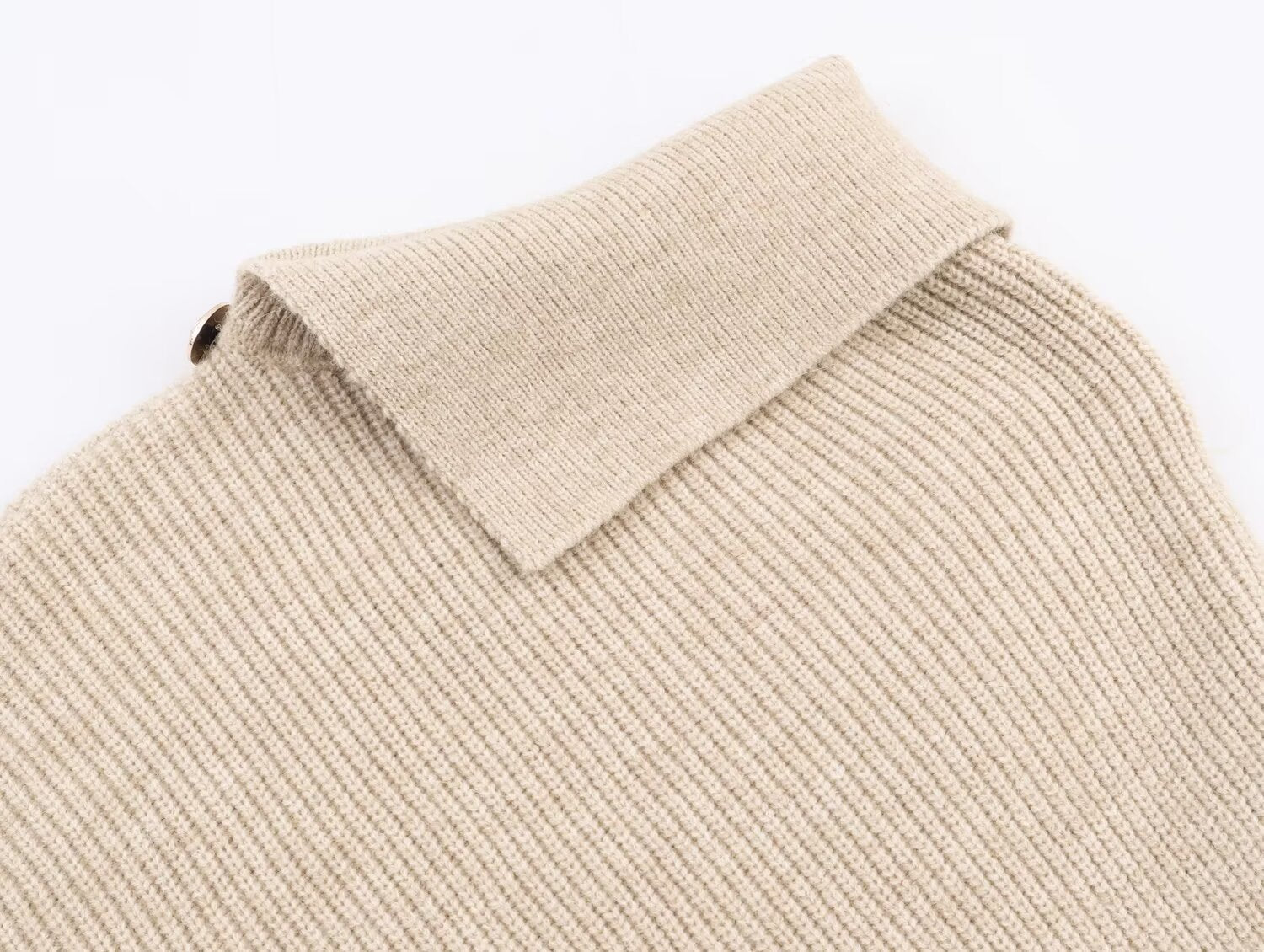 Pull asymétrique à col roulé et manches longues pour femme, style hiver, avec surpiqûres duveteuses et coupe ample.