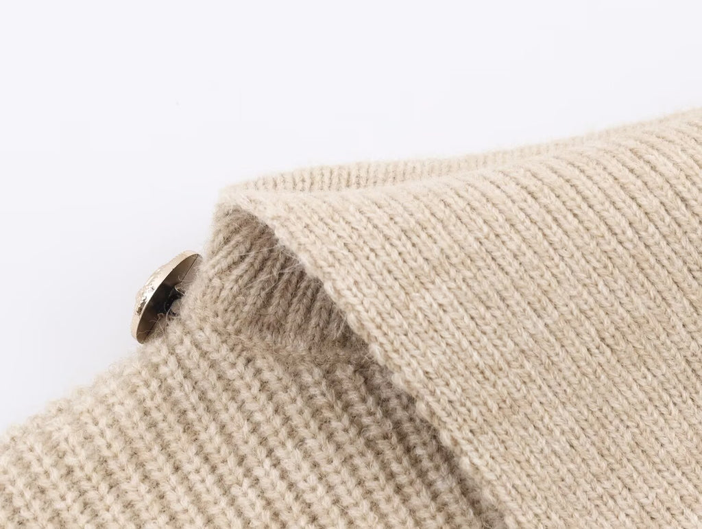 Pull asymétrique à col roulé et manches longues pour femme, style hiver, avec surpiqûres duveteuses et coupe ample.