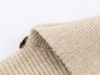Pull asymétrique à col roulé et manches longues pour femme, style hiver, avec surpiqûres duveteuses et coupe ample.