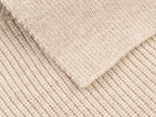 Pull asymétrique à col roulé et manches longues pour femme, style hiver, avec surpiqûres duveteuses et coupe ample.